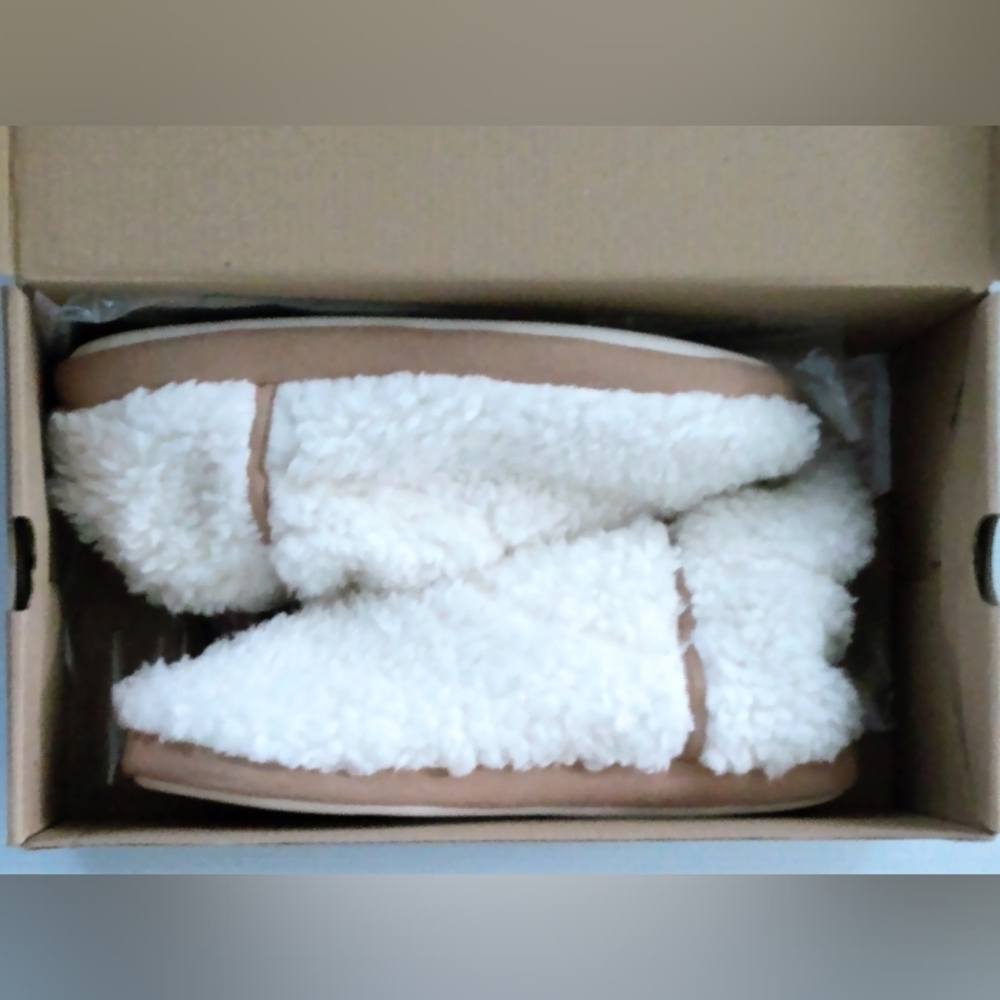 🎁 NWOT Dearfoams White Pile Booties Large 9-10 (New in Box)